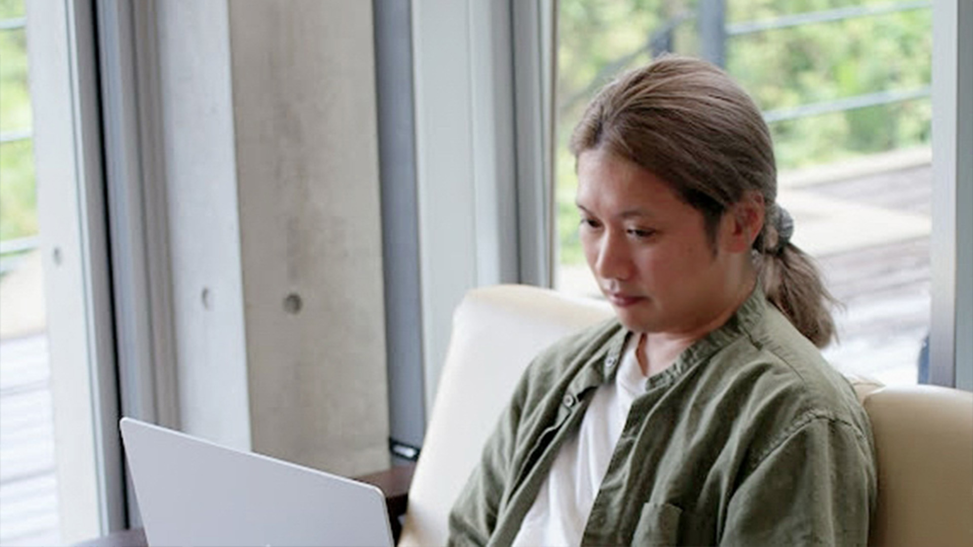 手を動かしている界