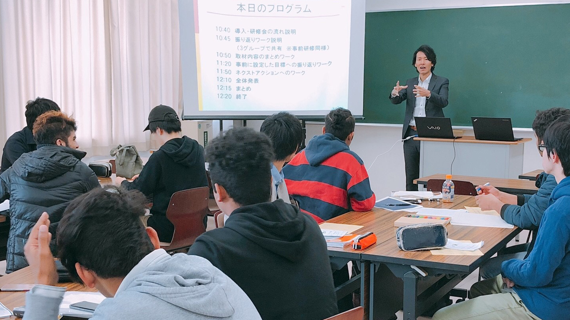 教壇に立つ中村憲和